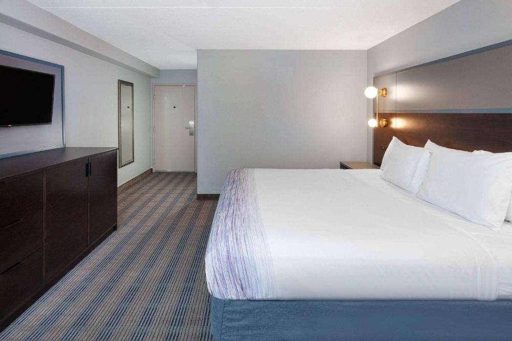 King Room - Non-Smoking interior
