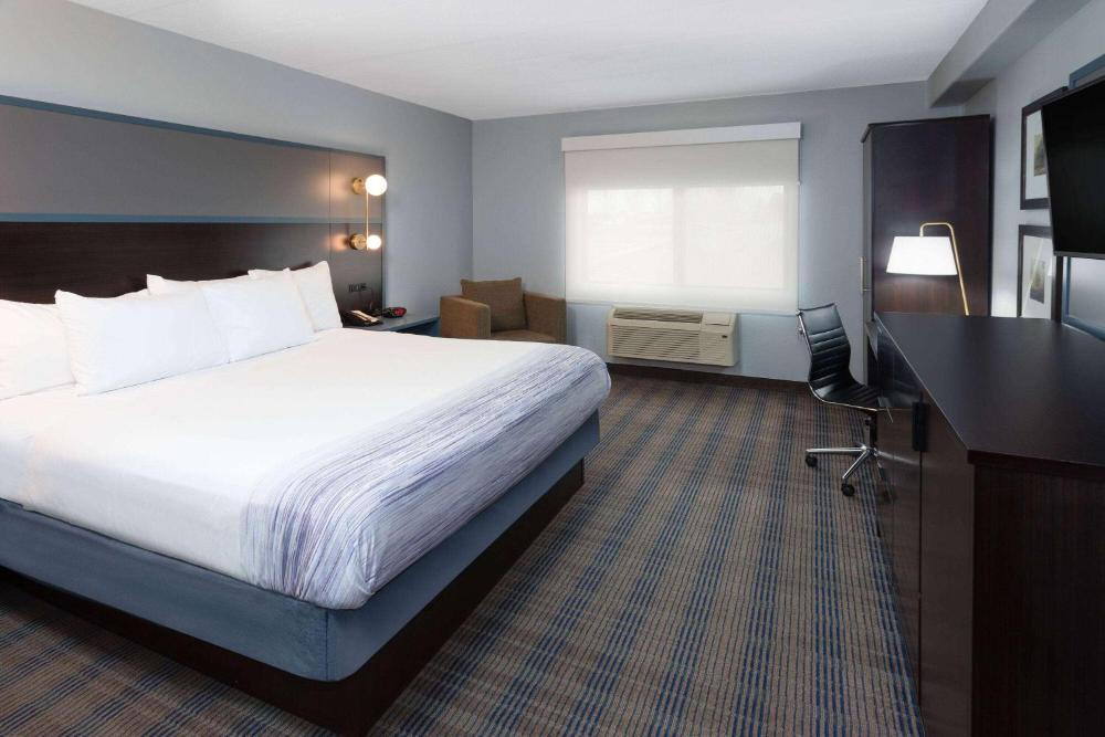 King Room with Roll-in Shower - Mobility Access/Non-Smoking interior
